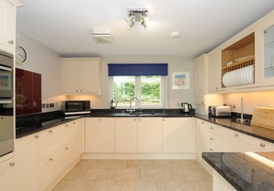 SWANDOWN, 12A GOLDENHAYE, romantic, with pool in Cricket St. Thomas