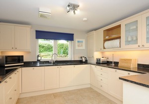 SWANDOWN, 12A GOLDENHAYE, romantic, with pool in Cricket St. Thomas