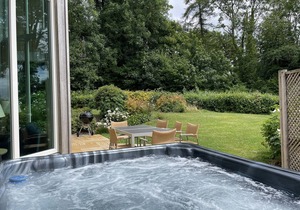 SWANDOWN, 12A GOLDENHAYE, romantic, with pool in Cricket St. Thomas