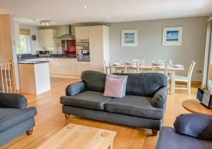 SWANDOWN, 19 POLDON, family friendly, with pool in Cricket St. Thomas