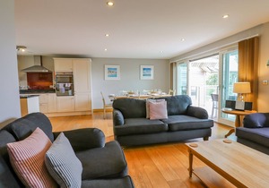 SWANDOWN, 19 POLDON, family friendly, with pool in Cricket St. Thomas