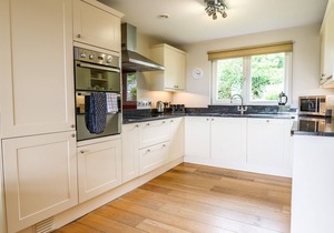 SWANDOWN, 20 POLDON, romantic, with pool in Cricket St. Thomas