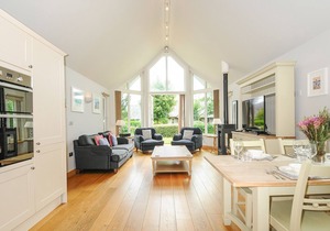SWANDOWN, 3 BLACKDOWN, pet friendly, with pool in Cricket St. Thomas