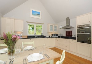 SWANDOWN, 3 BLACKDOWN, pet friendly, with pool in Cricket St. Thomas