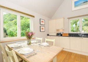 SWANDOWN, 3 BLACKDOWN, pet friendly, with pool in Cricket St. Thomas