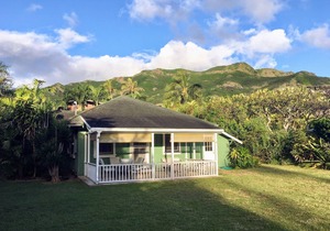 Sweet Vintage Hawaiian Cottage and Guest House! Great deal in beautiful Lanikai!