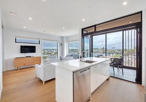 Takapuna Contemporary 2BR w/Carpark