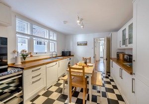 Tall Cottage - Six Bedroom House, Sleeps 10