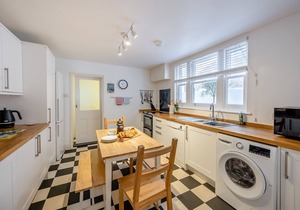 Tall Cottage - Six Bedroom House, Sleeps 10