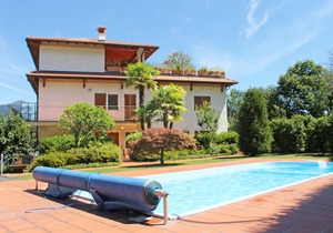 Tasteful 2 bedroom apartment in a small residence with pool