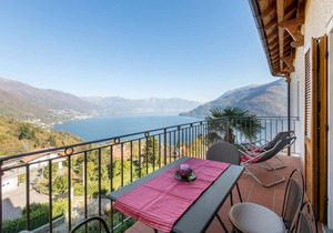 Tasteful 2 bedroom apartment in a small residence with pool