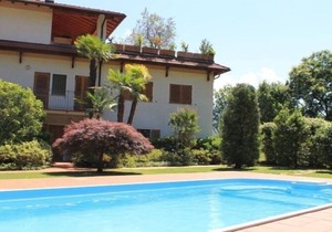 Tasteful 2 bedroom apartment in a small residence with pool