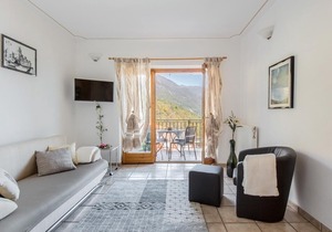 Tasteful 2 bedroom apartment in a small residence with pool