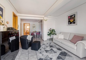 Tasteful 2 bedroom apartment in a small residence with pool