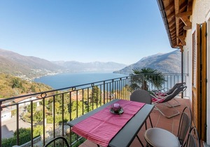 Tasteful 2 bedroom apartment in a small residence with pool