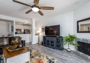 Tastefully Decorated, Perfect Scottsdale Location condo w/Pool, Spa, Gym!