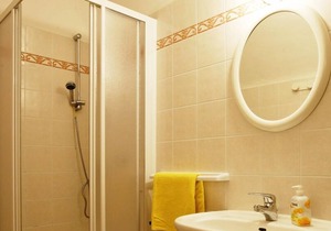 Tastefully furnished 2-room apartment with sea garden and beach