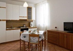 Tastefully furnished 2-room apartment with sea garden and beach