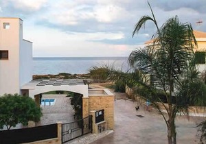 Tastefully furnished villa, great sea views