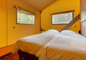 Tent lodge with sanitary facilities at the Bedafse Bergen
