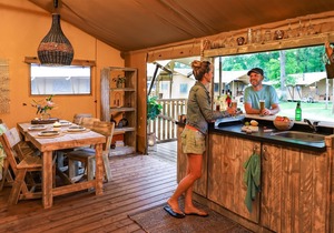 Tent lodge with sanitary facilities at the Bedafse Bergen