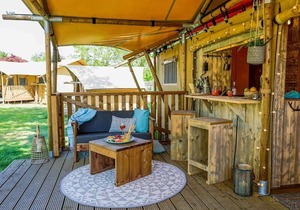 Tent lodge with sanitary facilities at the Bedafse Bergen