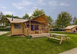 Tent lodge with sanitary facilities