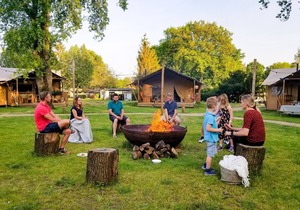 Tent lodge with sanitary facilities