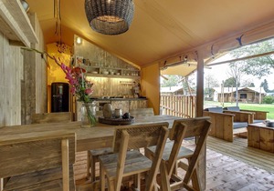 Tent lodge with sanitary facilities