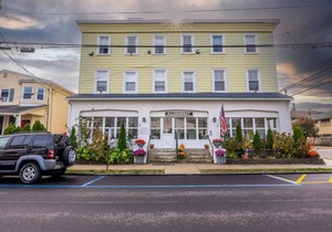The Allenhurst, Beach Apartment 15 - Midsize 1.5 Bedroom - with Living Area, Ki