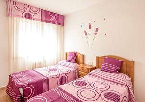 The apartment is located in the seaside village of Raxo and offers a magnificent view of the Riades