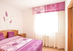 The apartment is located in the seaside village of Raxo and offers a magnificent view of the Riades