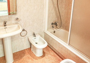 The apartment is located in the seaside village of Raxo and offers a magnificent view of the Riades