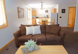 The Aspen-Comfortable two bedroom, just two minutes to Yellowstone