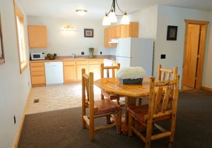 The Aspen-Comfortable two bedroom, just two minutes to Yellowstone