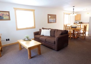 The Aspen-Comfortable two bedroom, just two minutes to Yellowstone