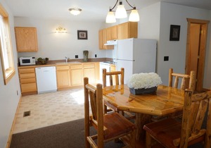 The Aspen-Comfortable two bedroom, just two minutes to Yellowstone