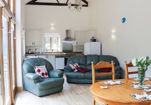 THE BARN AT PILLOCKS GREEN, family friendly in Little Stretton