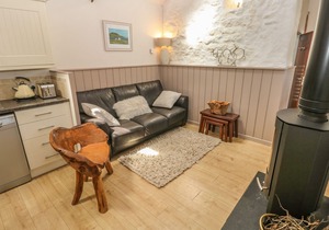 THE BARN AT WAUNLIPPA, pet friendly, with hot tub in Narberth