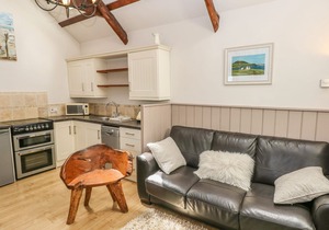 THE BARN AT WAUNLIPPA, pet friendly, with hot tub in Narberth