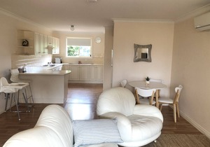 "THE BUTLER"@Milton eats, theatre,2 Bdrm, 2WC,garage, wifi,Netflix,very quiet