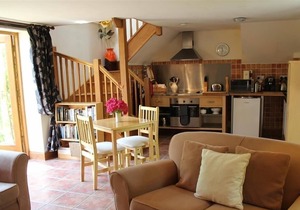 THE CIDER BARN, romantic, with a garden in Newnham-On-Severn