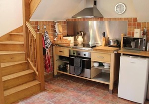 THE CIDER BARN, romantic, with a garden in Newnham-On-Severn