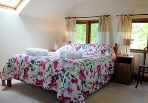 THE CIDER BARN, romantic, with a garden in Newnham-On-Severn