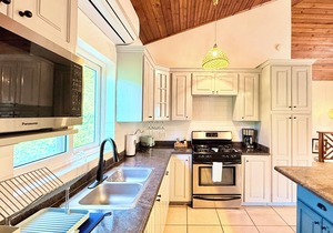 The Colibri Lodge @ Sunset Villas, West End