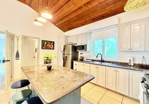 The Colibri Lodge @ Sunset Villas, West End