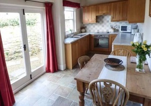 THE CONIFERS, romantic, character holiday cottage in Ovington
