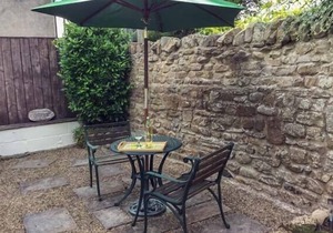 THE CONIFERS, romantic, character holiday cottage in Ovington