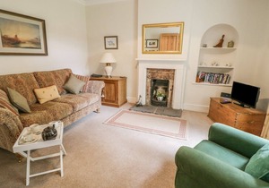 THE CONIFERS, romantic, character holiday cottage in Ovington