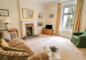 THE CONIFERS, romantic, character holiday cottage in Ovington